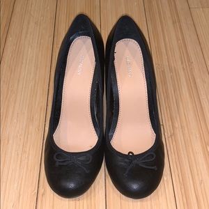 Black old navy heels with bow